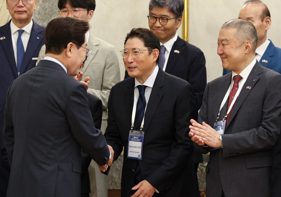 악수하는 이재명 대통령·조현준 회장