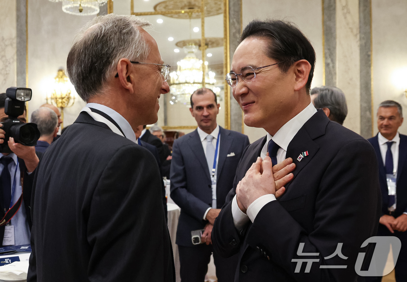 (로마(이탈리아)=뉴스1) 허경 기자 = 이재용 삼성전자 회장과 베네데토 비냐 페라리 CEO가 12일(현지시간) 이탈리아 로마 한 호텔에서 열린 비즈니스 라운드테이블에서 대화를 나 …