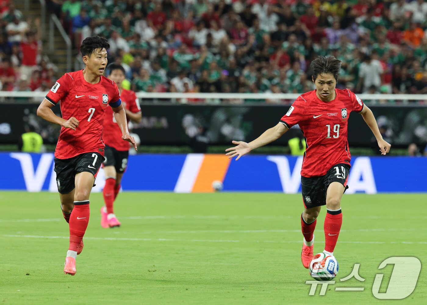 본문 이미지 - 대한민국 축구국가대표팀 손흥민과 이강인이 11일(현지시간) 멕시코 할리스코주 사포판 과달라하라 스타디움에서 열린 2026 북중미 월드컵 A조 조별리그 1차전 대한민국과 체코의 경기에서 공격에 나서고 있다. 이날 경기는 대한민국이 체코를 상대로 2-1로 승리했다. 2026.6.13 ⓒ 뉴스1 임세영 기자