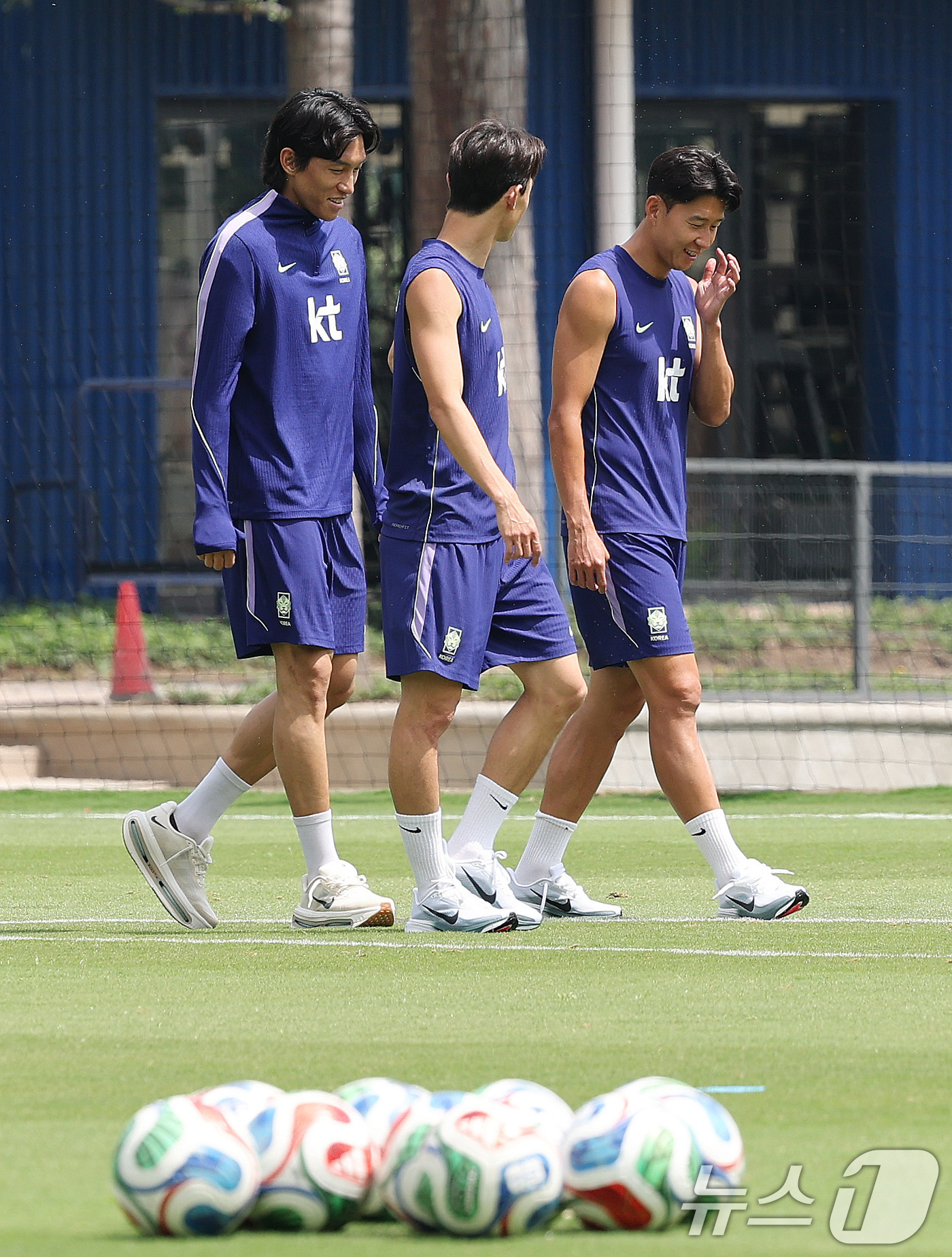 (과달라하라(멕시코)=뉴스1) 박지혜 기자 = 한국 축구 국가대표팀 주장 손흥민과 김승규, 이재성이 12일(현지시간)멕시코 과달라하라 인근 사포판의 치바스 바예 베르데에서 회복 훈 …