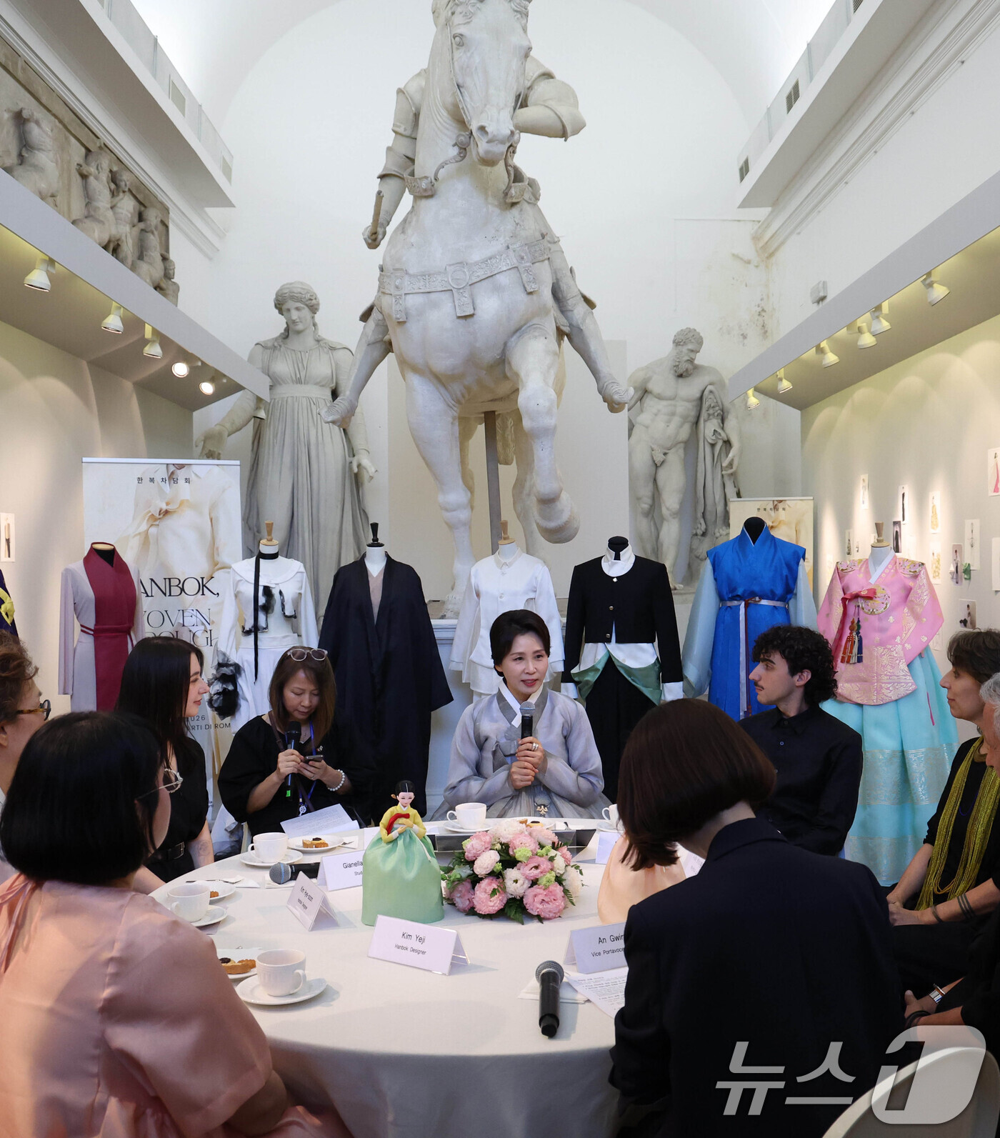 (로마(이탈리아)=뉴스1) 허경 기자 = 김혜경 여사가 12일(현지시간) 이탈리아 국립로마미술대에서 열린 패션쇼에서 인사말을 하고 있다. 2026.6.13/뉴스1