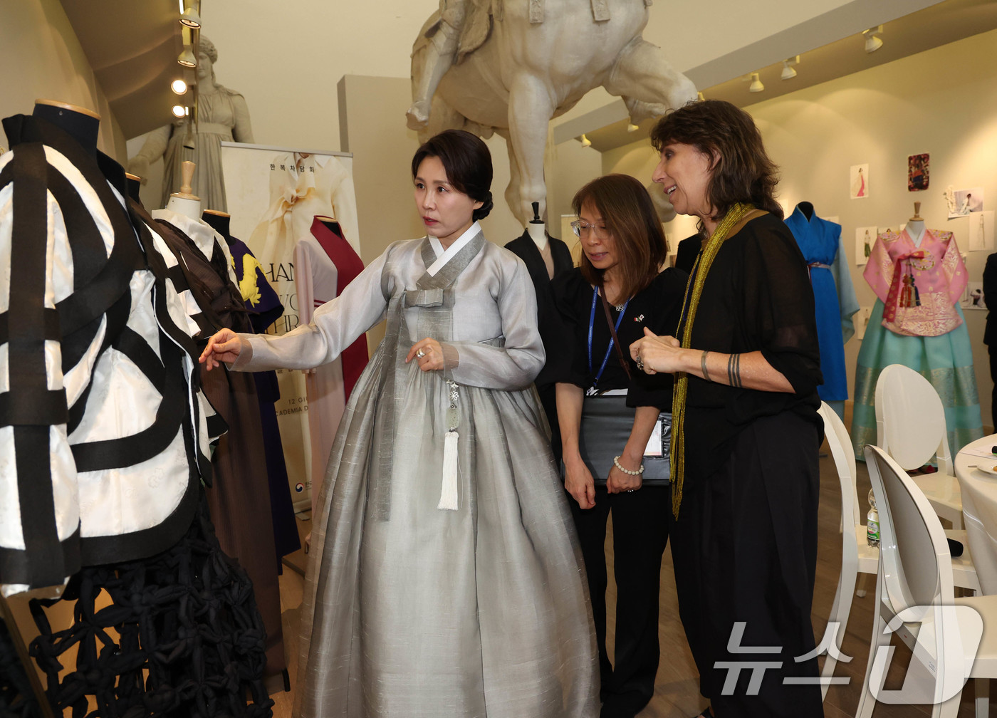 (로마(이탈리아)=뉴스1) 허경 기자 = 김혜경 여사가 12일(현지시간) 이탈리아 국립로마미술대에서 열린 패션쇼에서 창작한복을 살펴보고 있다. 2026.6.13/뉴스1