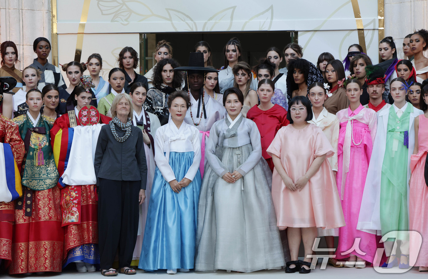 (로마(이탈리아)=뉴스1) 허경 기자 = 김혜경 여사가 12일(현지시간) 국립로마 미술대학교에서 열린 창작한복 패션쇼에서 참석자들과 기념촬영을 하고 있다. 2026.6.13/뉴스1 …