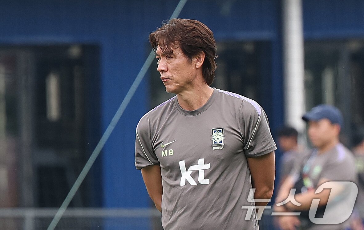 본문 이미지 - 한국 축구 국가대표팀 홍명보 감독이 12일(현지시간) 멕시코 과달라하라 인근 사포판에 위치한 베이스캠프 훈련장 치바스 바예 베르데에서 선수들의 회복 훈련을 지켜보고 있다. 2026.6.13 ⓒ 뉴스1 박지혜 기자
