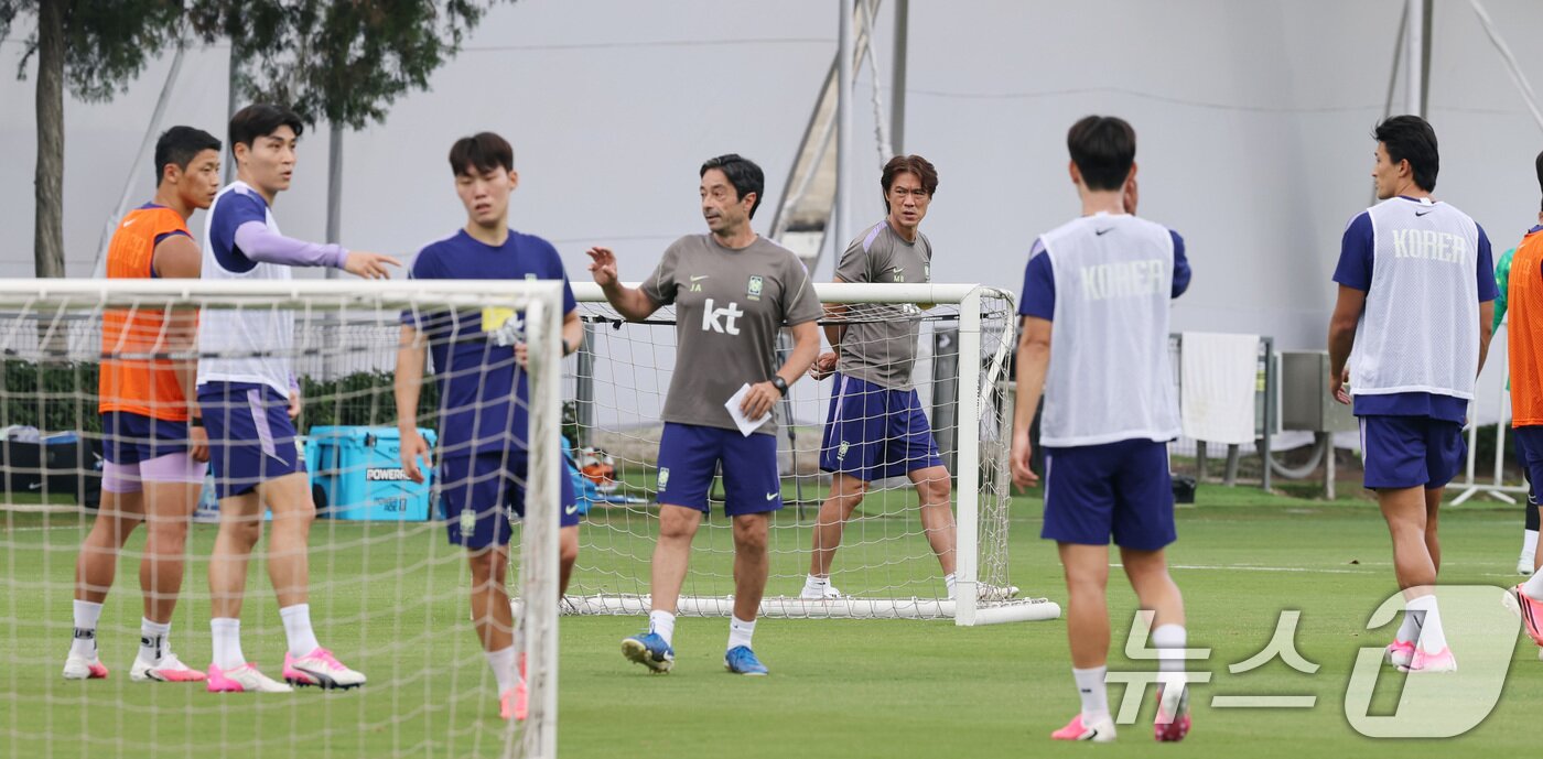 본문 이미지 - 한국 축구 국가대표팀 홍명보 감독이 12일(현지시간) 멕시코 과달라하라 인근 사포판에 위치한 베이스캠프 훈련장 치바스 바예 베르데에서 선수들의 회복 훈련을 지켜보고 있다. 2026.6.13 ⓒ 뉴스1 박지혜 기자