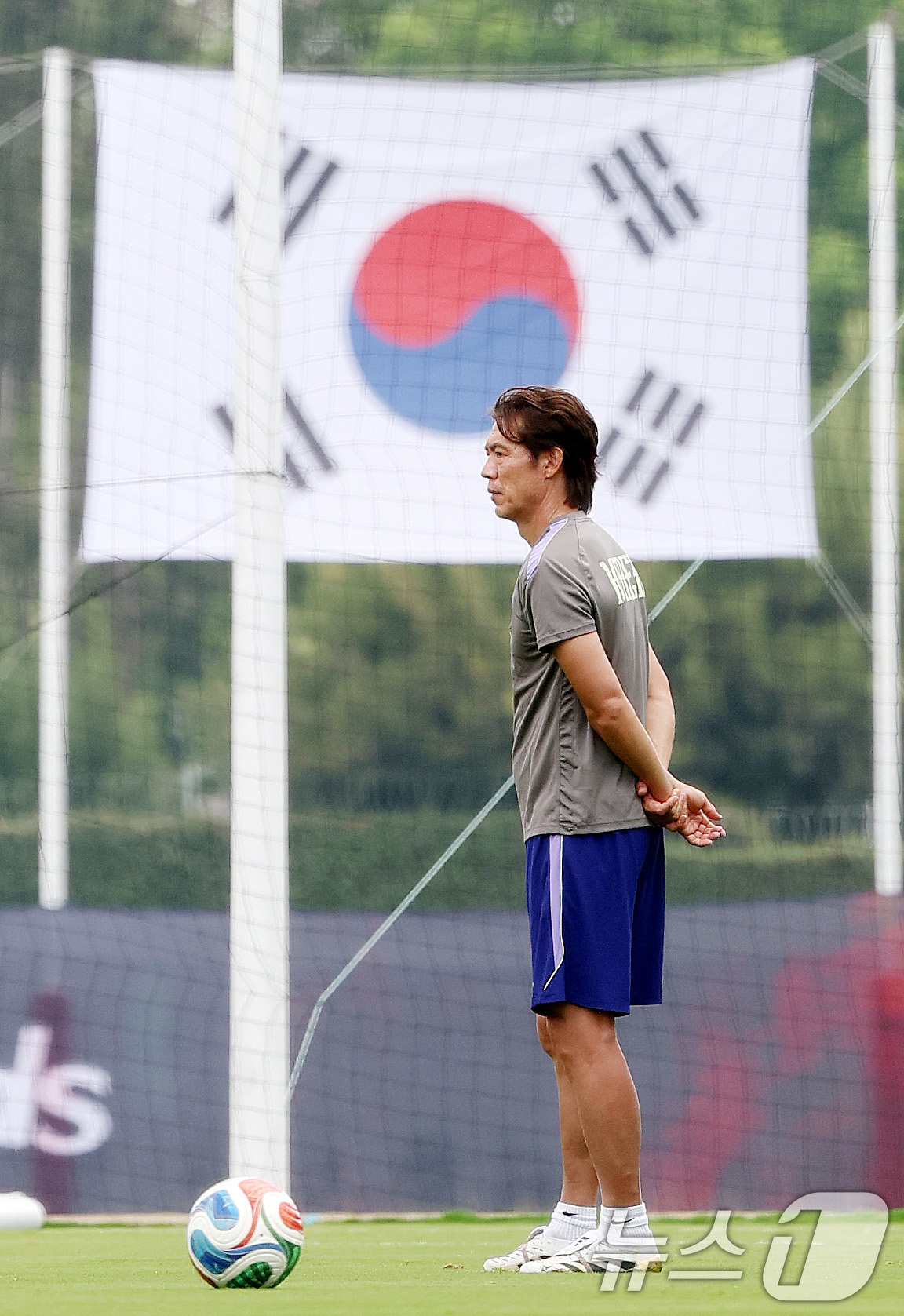 (과달라하라(멕시코)=뉴스1) 박지혜 기자 = 한국 축구 국가대표팀 홍명보 감독이 12일(현지시간) 멕시코 과달라하라 인근 사포판에 위치한 베이스캠프 훈련장 치바스 바예 베르데에서 …