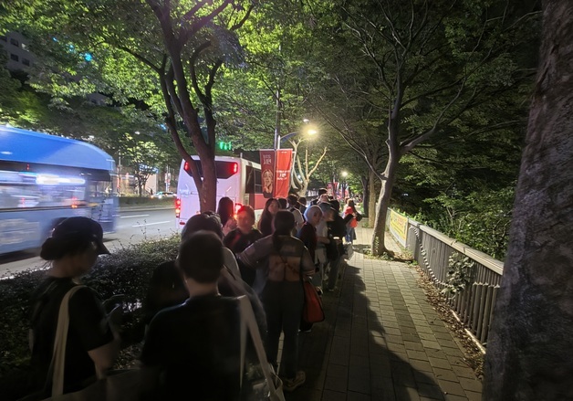 "짐 맡길 곳, 버스 댈 곳 없어"...부산 BTS 공연 큰 불편 겪은 '아미'들