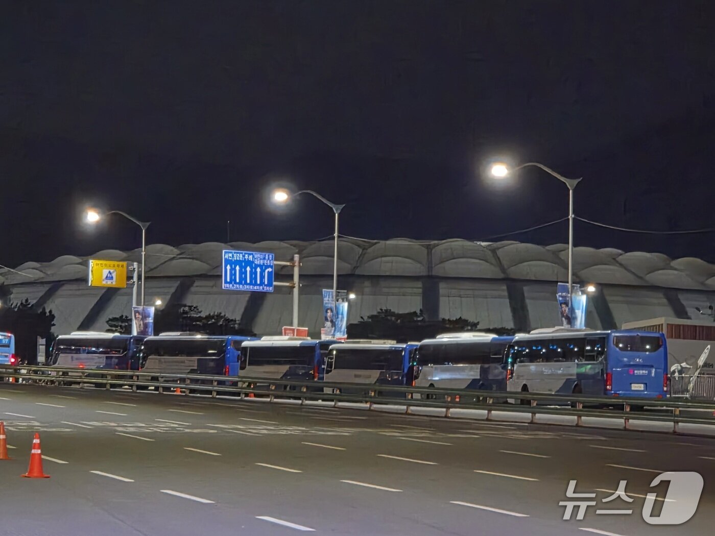 본문 이미지 - 외국인 관광객을 태울 전세버스들은 댈 곳이 없어 외곽으로 밀려난 반면, 정작 승하차 '명당'을 독차지한 채 행사 후에도 버젓이 세워져 있는 6대의 부산시청 버스들. 2026.6.12/뉴스1 ⓒ News1 임순택 기자