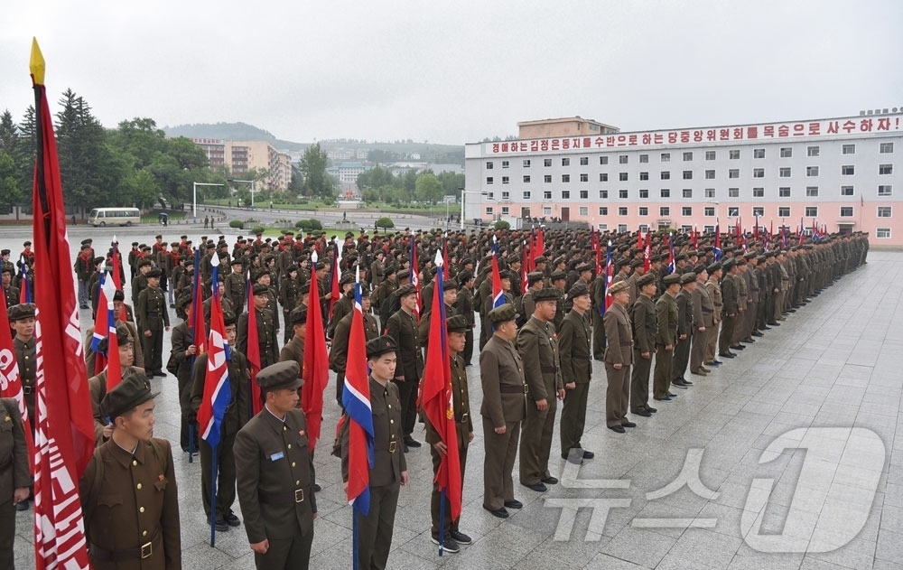 (평양 노동신문=뉴스1) = 북한 노동당 기관지 노동신문은 13일 "위대한 영도자 김정일동지께서 백두산지구 혁명전적지답사길을 개척하신 70돐(주년)에 즈음하여 조선혁명의 영원한 피 …