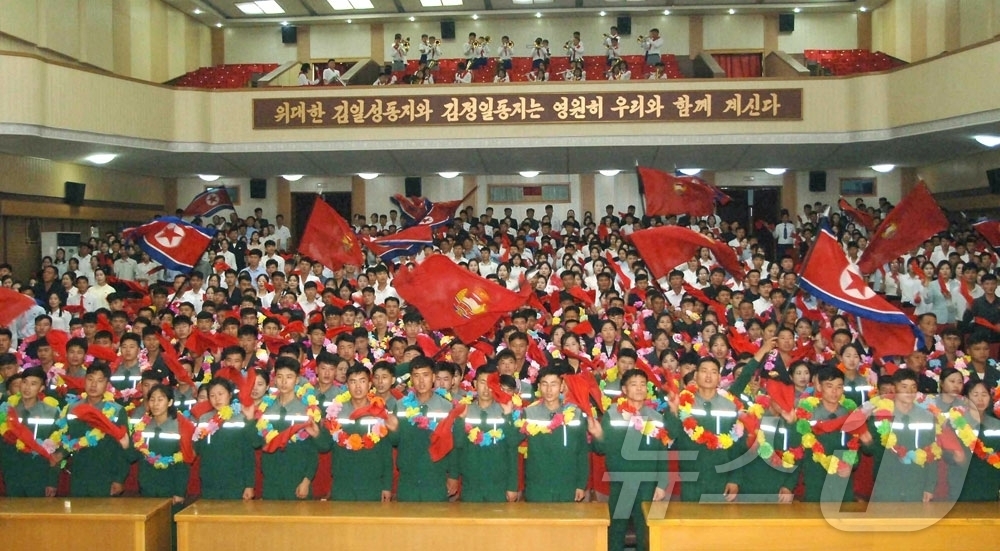 (평양 노동신문=뉴스1) = 북한 노동당 기관지 노동신문은 13일 "당 제9차 대회가 제시한 새로운 전망목표점령을 위한 증산투쟁, 창조투쟁이 과감히 전개되고 있는 평남의 탄전들이 …