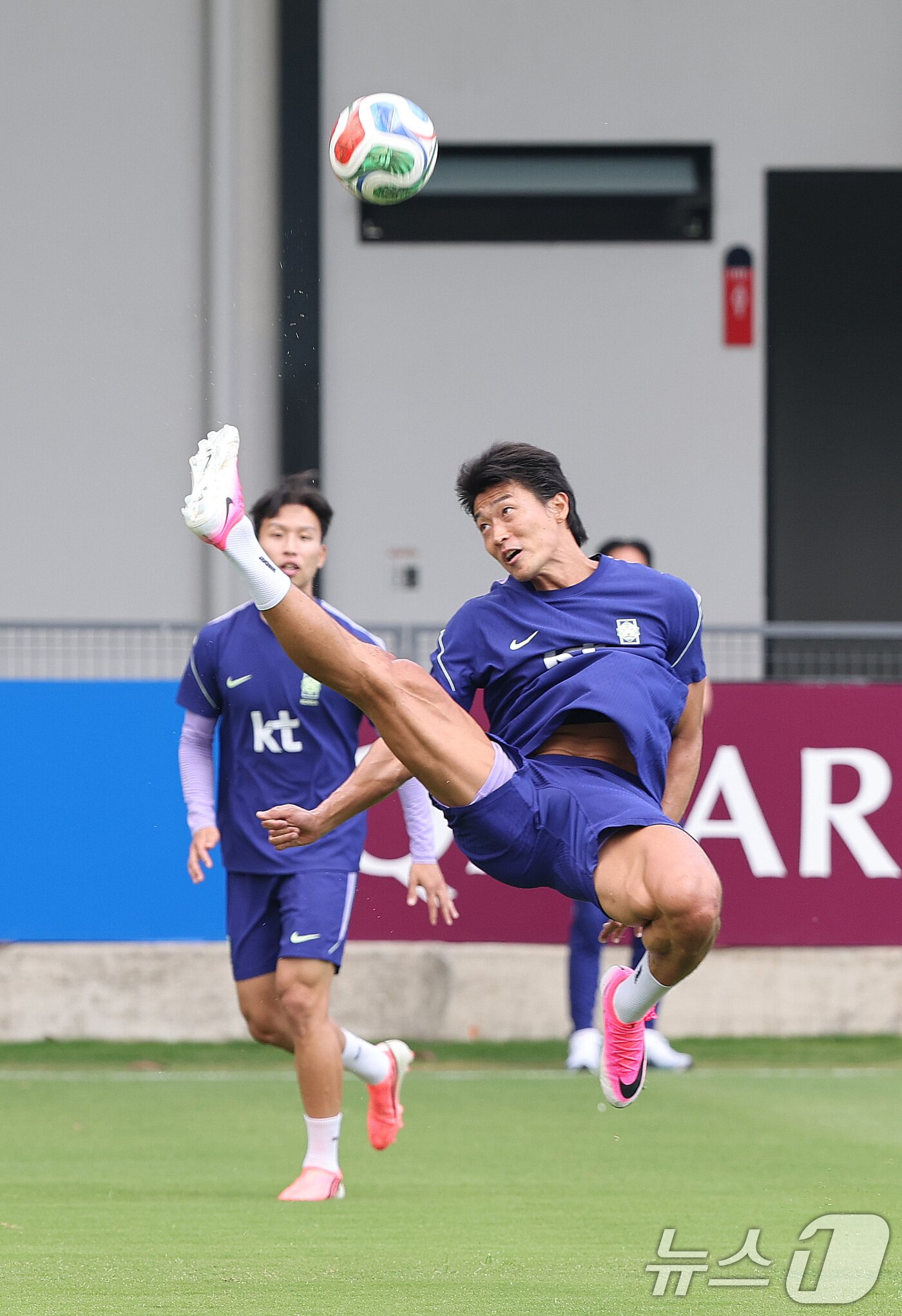 본문 이미지 - 한국 축구 국가대표팀 조규성이 12일(현지시간) 멕시코 과달라하라 인근 사포판에 위치한 베이스캠프 훈련장 치바스 바예 베르데에서 회복 훈련을 하고 있다. ⓒ 뉴스1 박지혜 기자