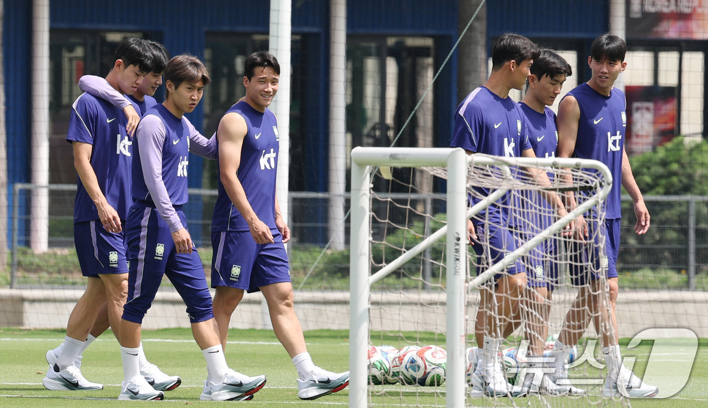 (과달라하라(멕시코)=뉴스1) 박지혜 기자 = 한국 축구 국가대표팀 선수들이 12일(현지시간)멕시코 과달라하라 인근 사포판의 치바스 바예 베르데에서 회복 훈련을 하고 있다. 202 …