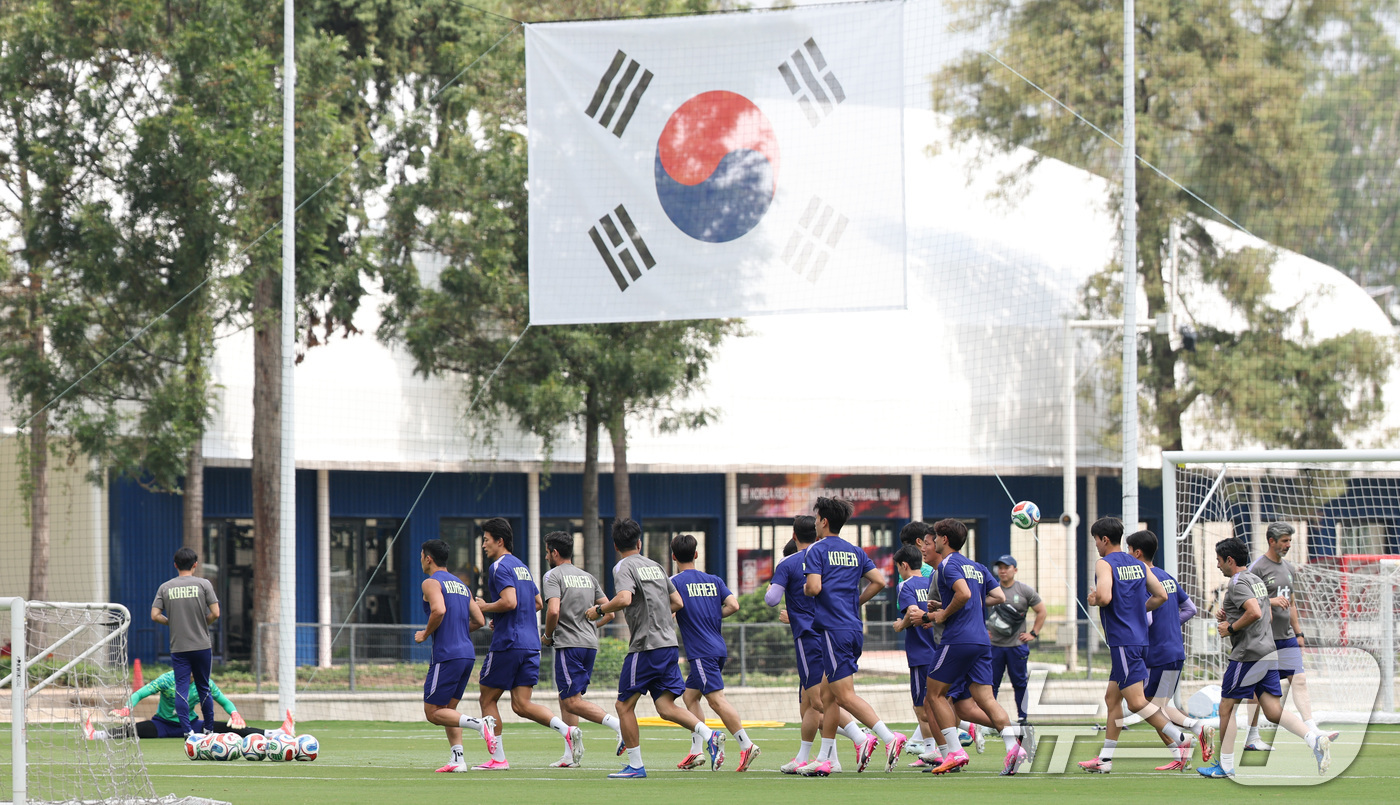 (과달라하라(멕시코)=뉴스1) 박지혜 기자 = 한국 축구 국가대표팀 선수들이 12일(현지시간)멕시코 과달라하라 인근 사포판의 치바스 바예 베르데에서 회복 훈련을 하고 있다. 202 …
