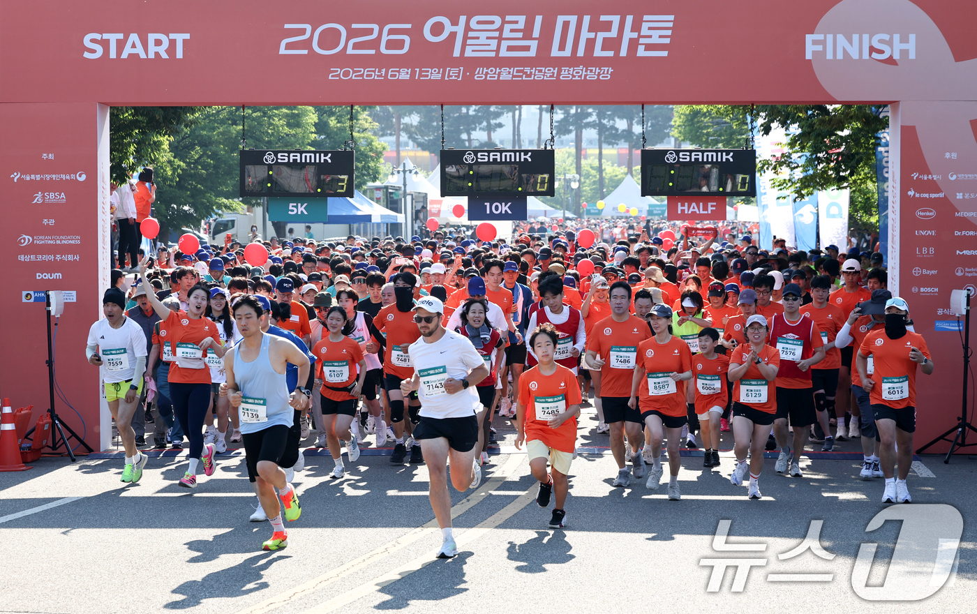 (서울=뉴스1) 최지환 기자 = 13일 오전 서울 마포구 월드컵공원 평화의 광장에서 '시각장애인과 함께하는 어울림 마라톤' 참가자들이 힘차게 출발하고 있다. 2026.6.13/뉴스 …
