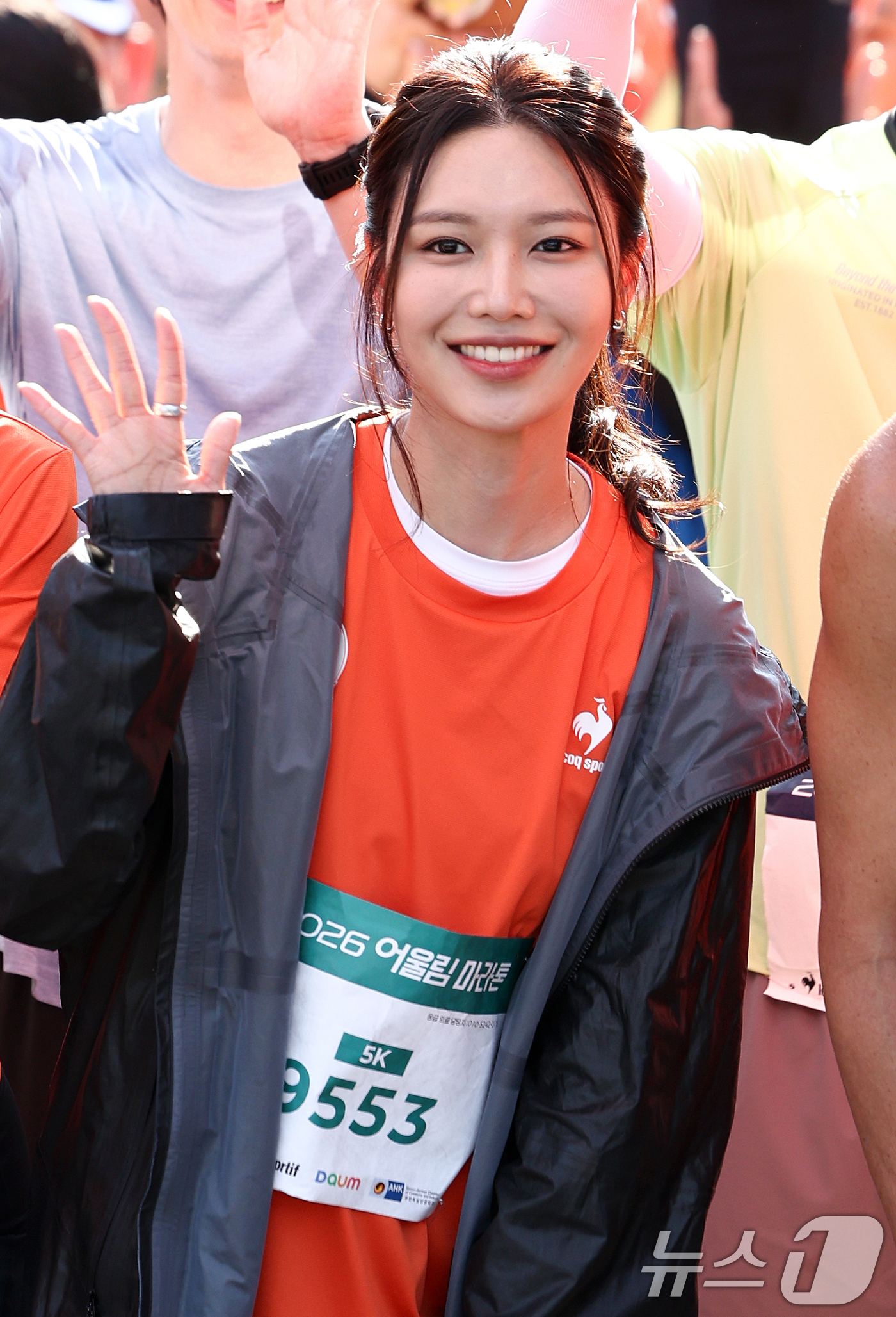 (서울=뉴스1) 최지환 기자 = 소녀시대 출신 배우 최수영이13일 오전 서울 마포구 월드컵공원 평화의 광장에서 '시각장애인과 함께하는 어울림 마라톤'에 참석해 기념촬영을 하고 있다 …