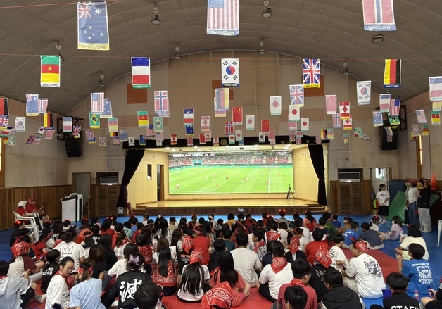 "대~한민국" 울려 퍼진 우정초 강당…전교생 월드컵 응원전