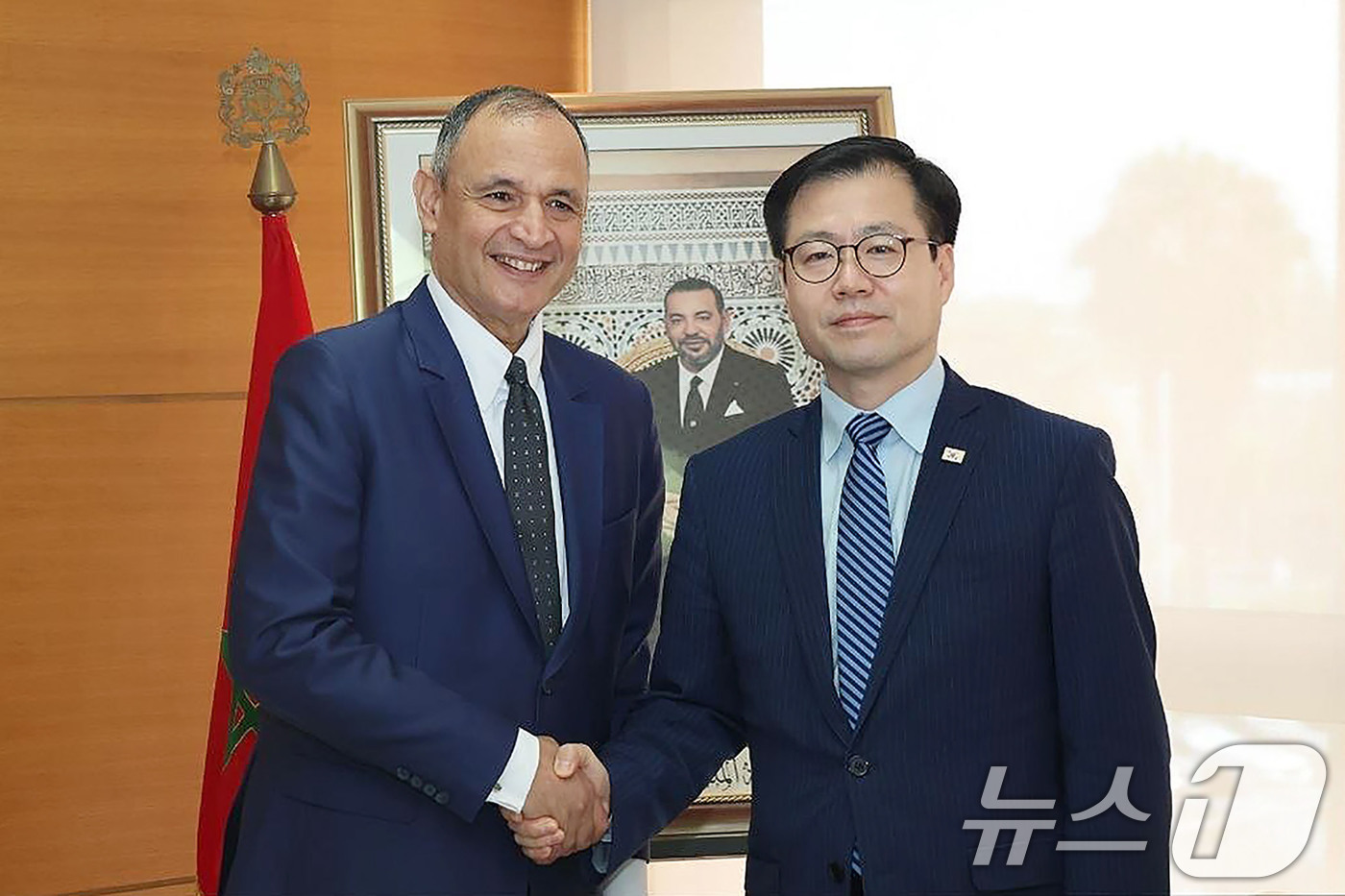 (서울=뉴스1) = 여한구 산업통상부 통상교섭본부장이 12일(현지시간) 모로코에서 리야드 메주르(H.E. Ryad MEZZOUR) 모로코 산업통상장관과 면담하고 있다. (산업통상부 …