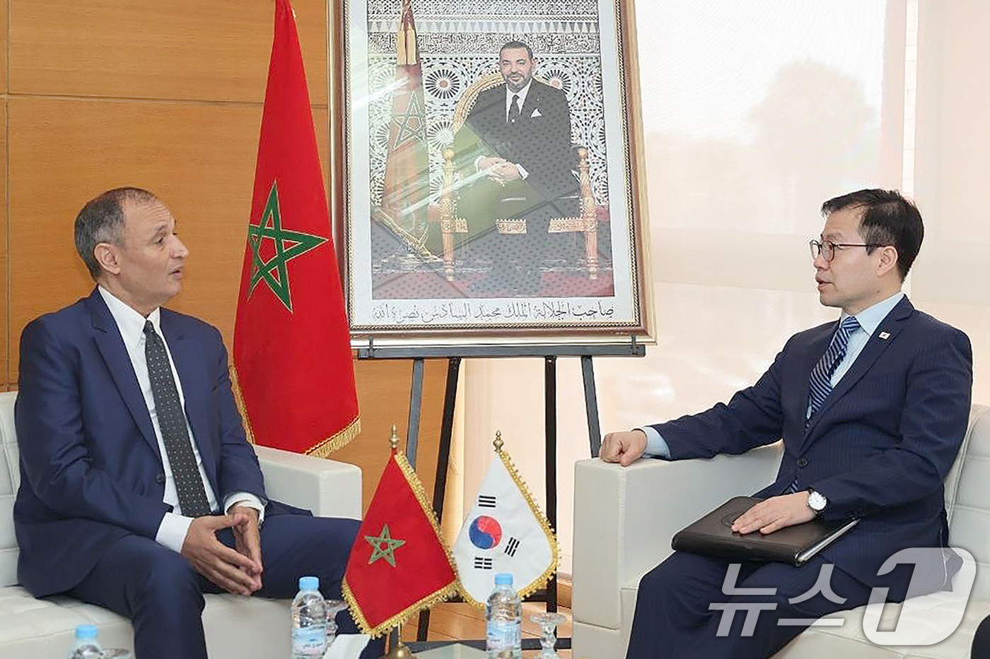 (서울=뉴스1) = 여한구 산업통상부 통상교섭본부장이 12일(현지시간) 모로코에서 리야드 메주르(H.E. Ryad MEZZOUR) 모로코 산업통상장관과 면담하고 있다. (산업통상부 …