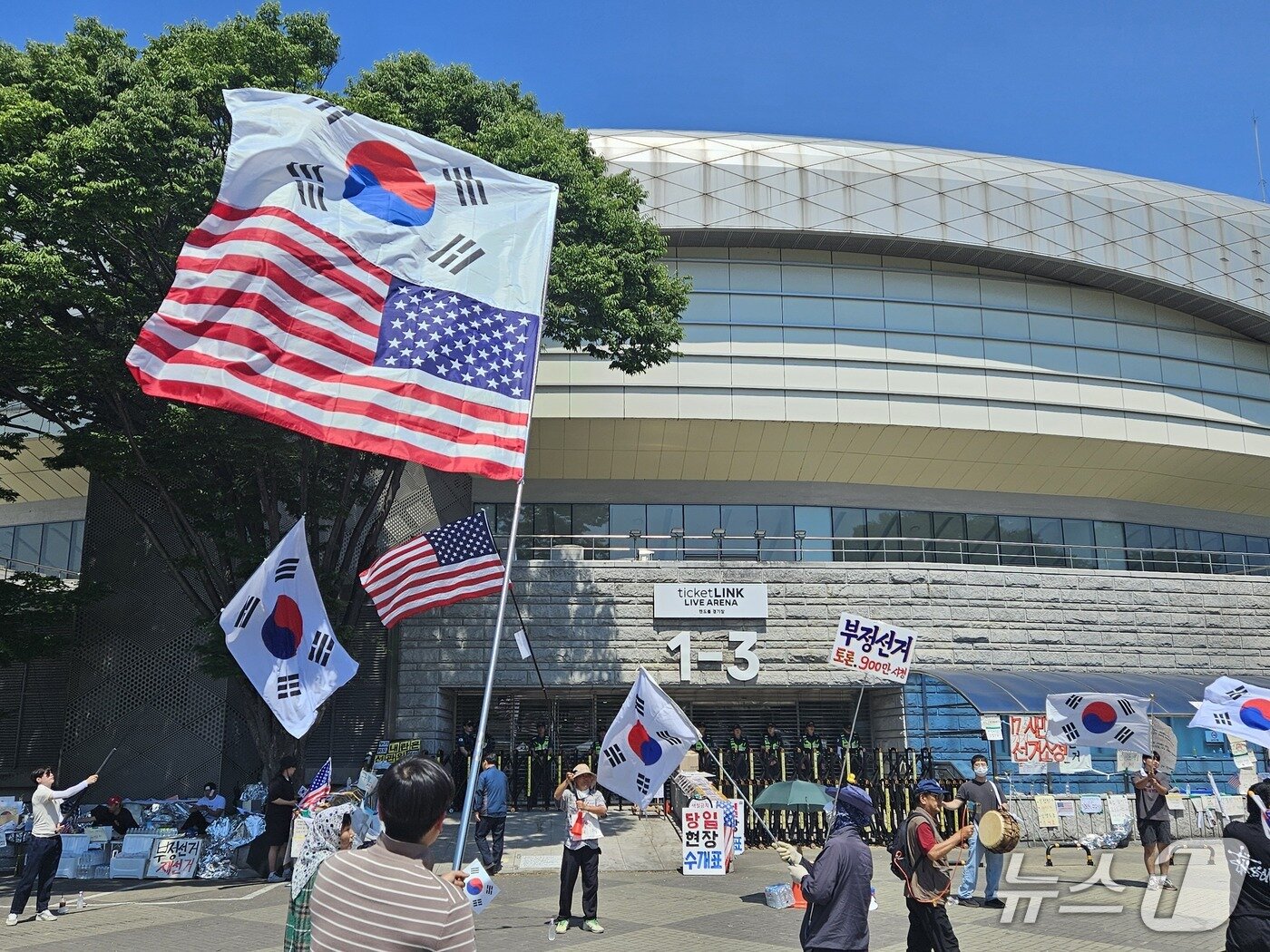 본문 이미지 - 서울 송파구 올림픽공원 핸드볼경기장 일대에 등장한 대형 성조기. 2026.6.13 ⓒ 뉴스1 윤지오 수습기자