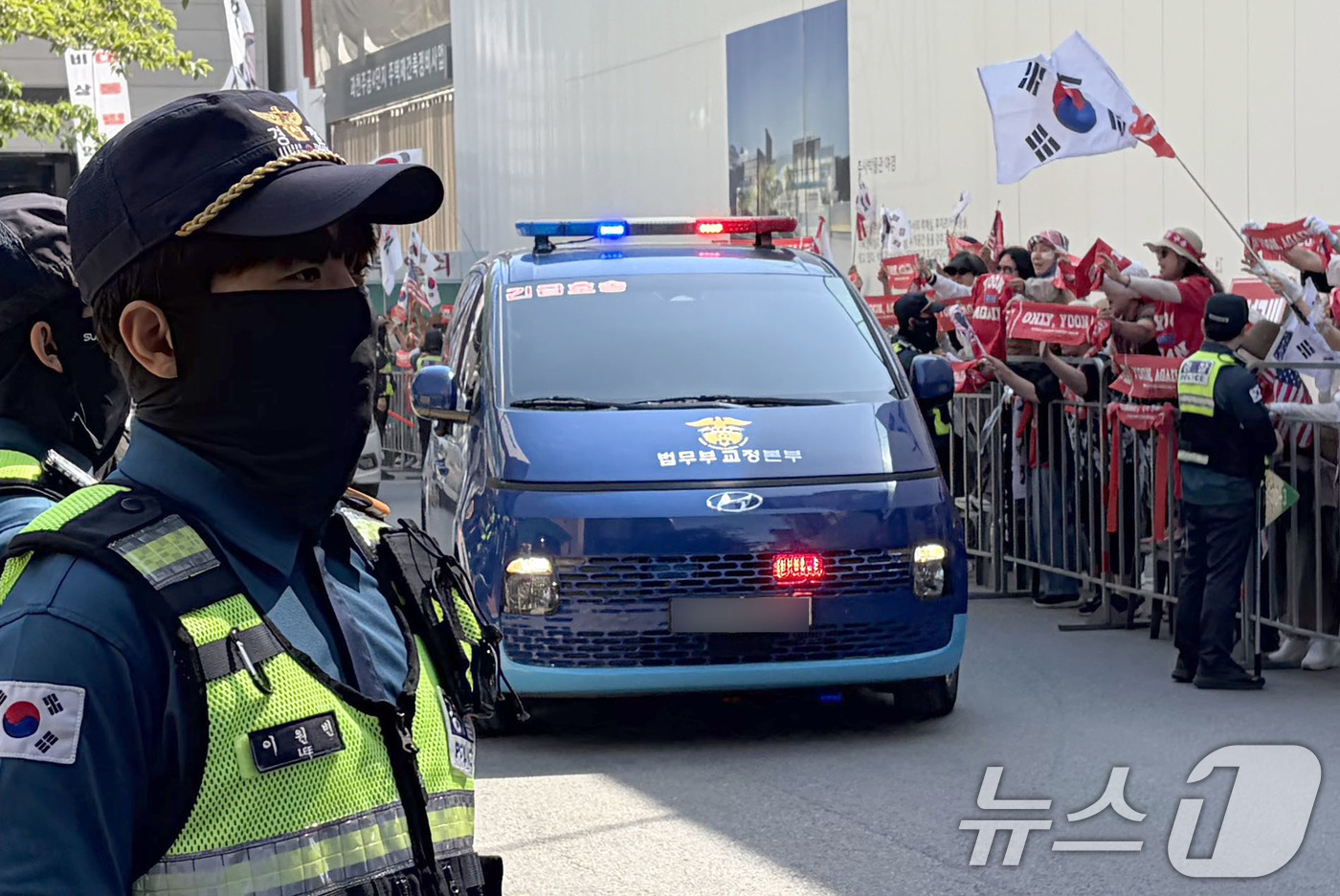 (과천=뉴스1) 김종훈기자 = 13일 오전 윤석열 전 대통령이 탑승한 호송차가 경기도 과천 2차 종합특검에 들어서고 있다. 2026.6.13/뉴스1