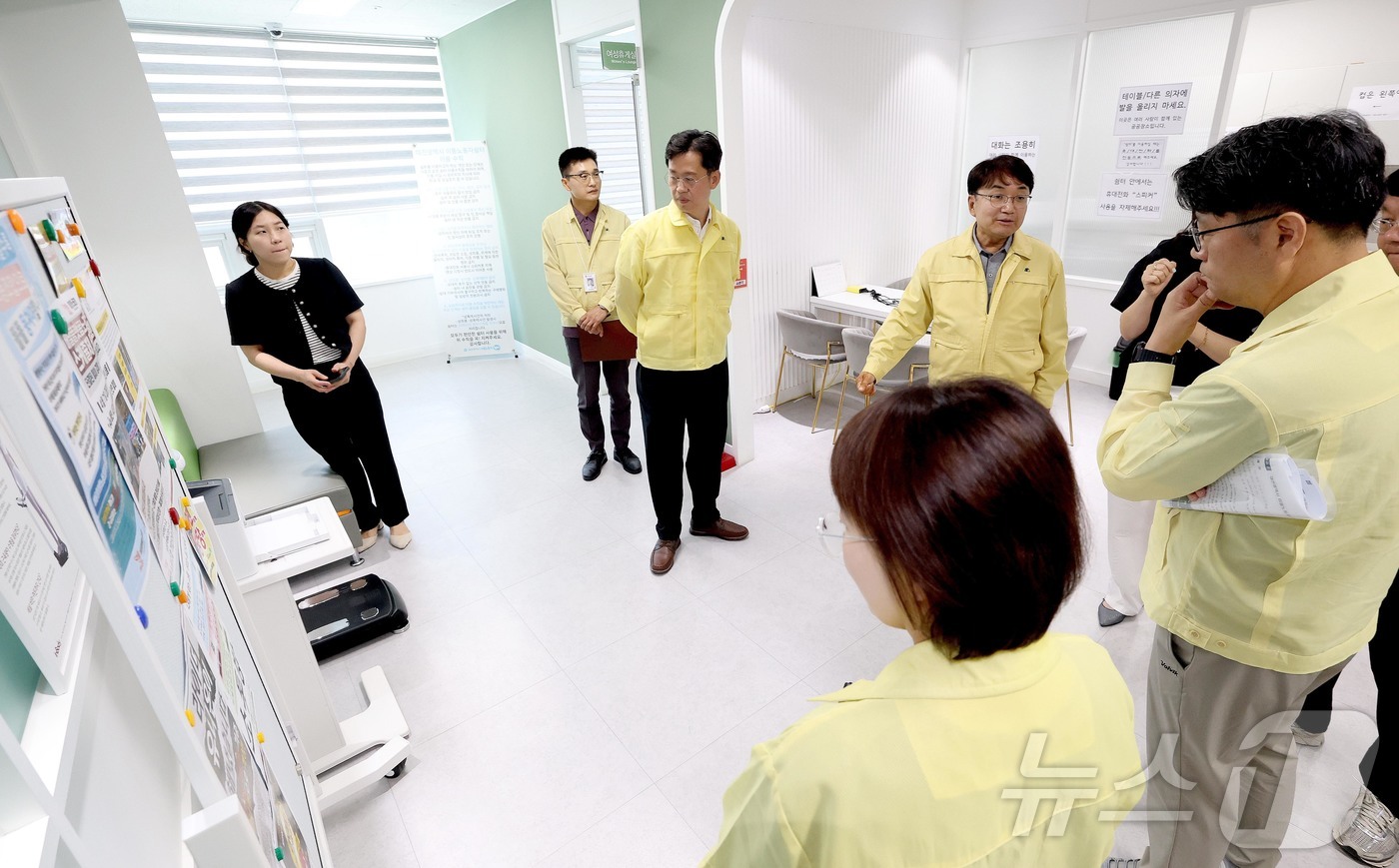 (서울=뉴스1) = 김광용 행정안전부 재난안전관리본부장이 13일 대전지역 이동노동자 쉼터를 찾아 시설 운영 실태와 폭염 대응 상황을 점검하고 있다. (행정안전부 제공. 재판매 및 …