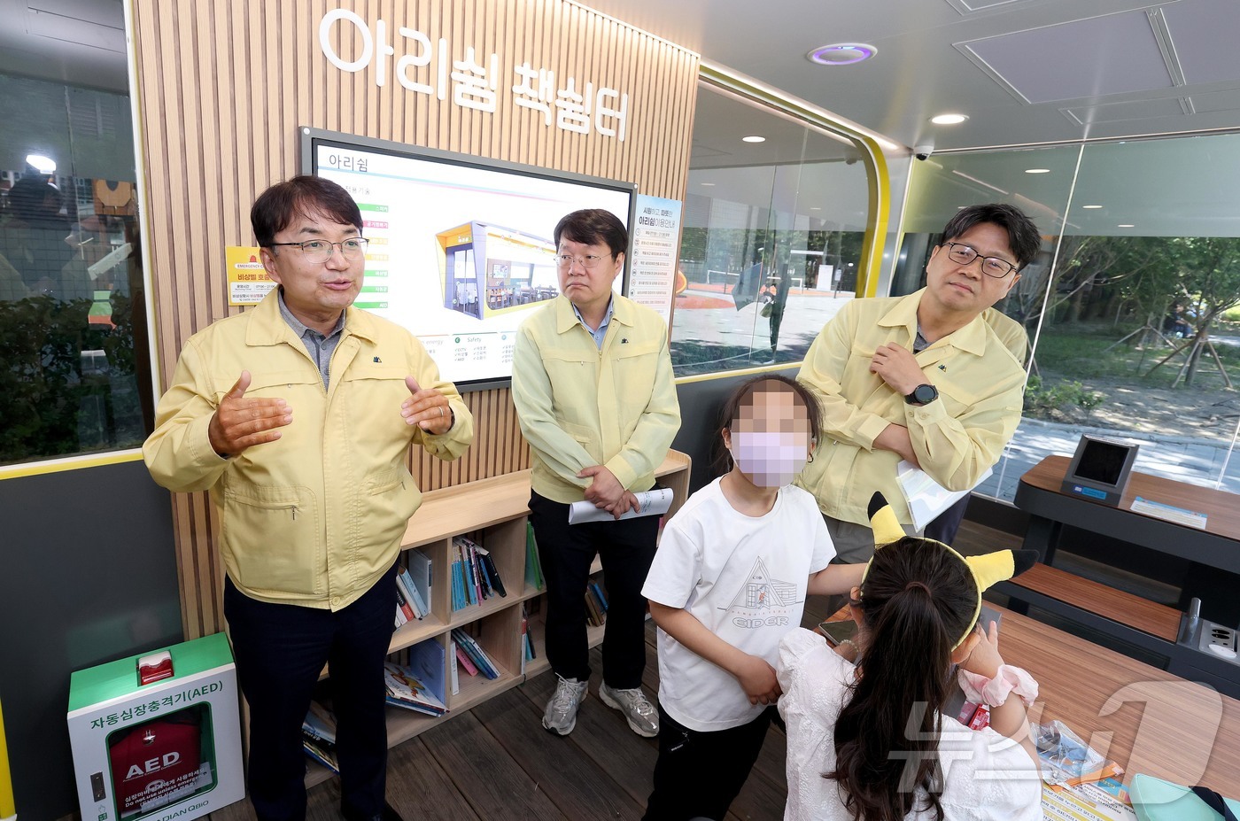 (서울=뉴스1) = 김광용 행정안전부 재난안전관리본부장이 13일 대전 아라쉼 스마트 쉼터를 찾아 운영상황과 취약계층 폭염 피해 예방대책 점검을 하고 있다. (행정안전부 제공. 재판 …