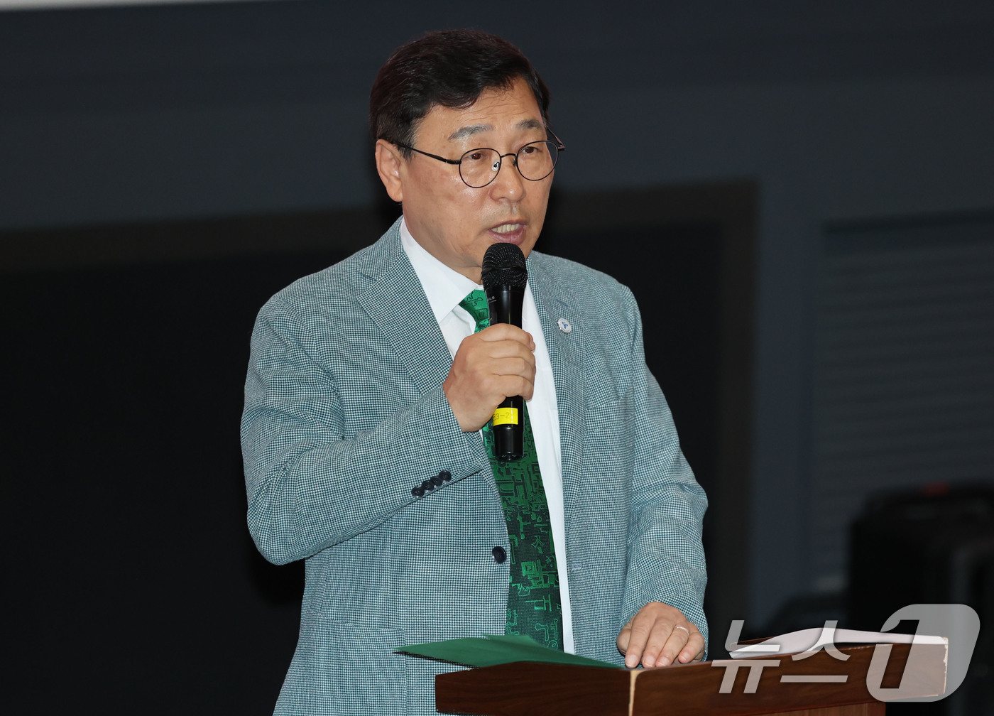 (서울=뉴스1) = 정근식 서울시교육감이 13일 오전 서울 송파구 롯데시네마 월드타워점에서 세계 청소년 연사와 함께하는 '생태전환교육한마당 세계청소년기후포럼'에 참석해 인사말하고 …