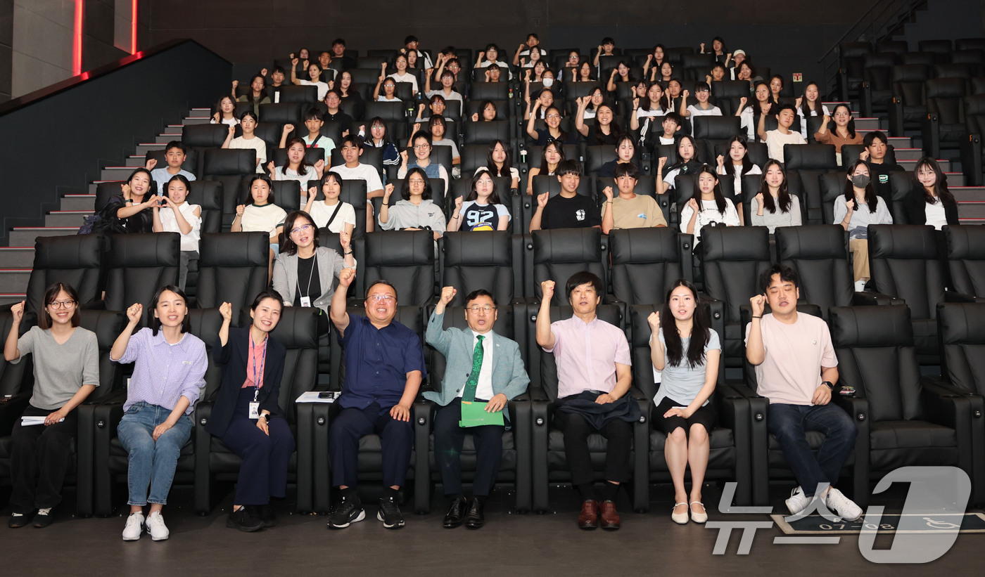 (서울=뉴스1) = 정근식 서울시교육감이 13일 오전 서울 송파구 롯데시네마 월드타워점에서 열린 세계 청소년 연사와 함께하는 '생태전환교육한마당 세계청소년기후포럼'에서 참석자들과 …