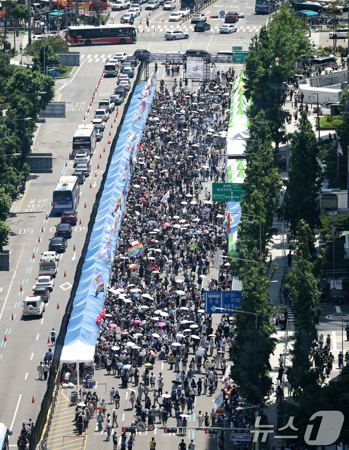 (서울=뉴스1) 최지환 기자 = 제27회 서울 퀴어 퍼레이드가 열린 13일 오후 서울 중구 남대문로 인근에 집회 참가자들이 모여 있다. 2026.6.13/뉴스1