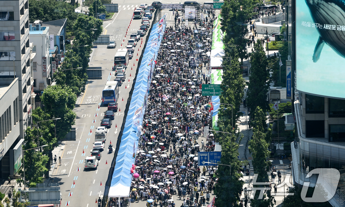 (서울=뉴스1) 최지환 기자 = 제27회 서울 퀴어 퍼레이드가 열린 13일 오후 서울 중구 남대문로 인근에 집회 참가자들이 모여 있다. 2026.6.13/뉴스1