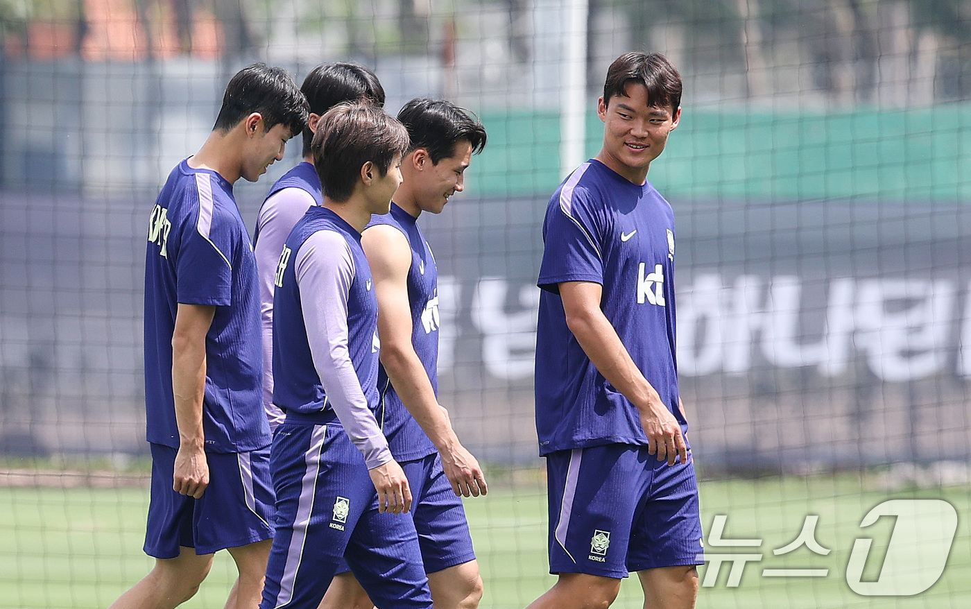 (과달라하라(멕시코)=뉴스1) 박지혜 기자 = 한국 축구 국가대표팀 오현규, 이강인 등이 12일(현지시간) 멕시코 과달라하라 인근 사포판에 위치한 베이스캠프 훈련장 치바스 바예 베 …