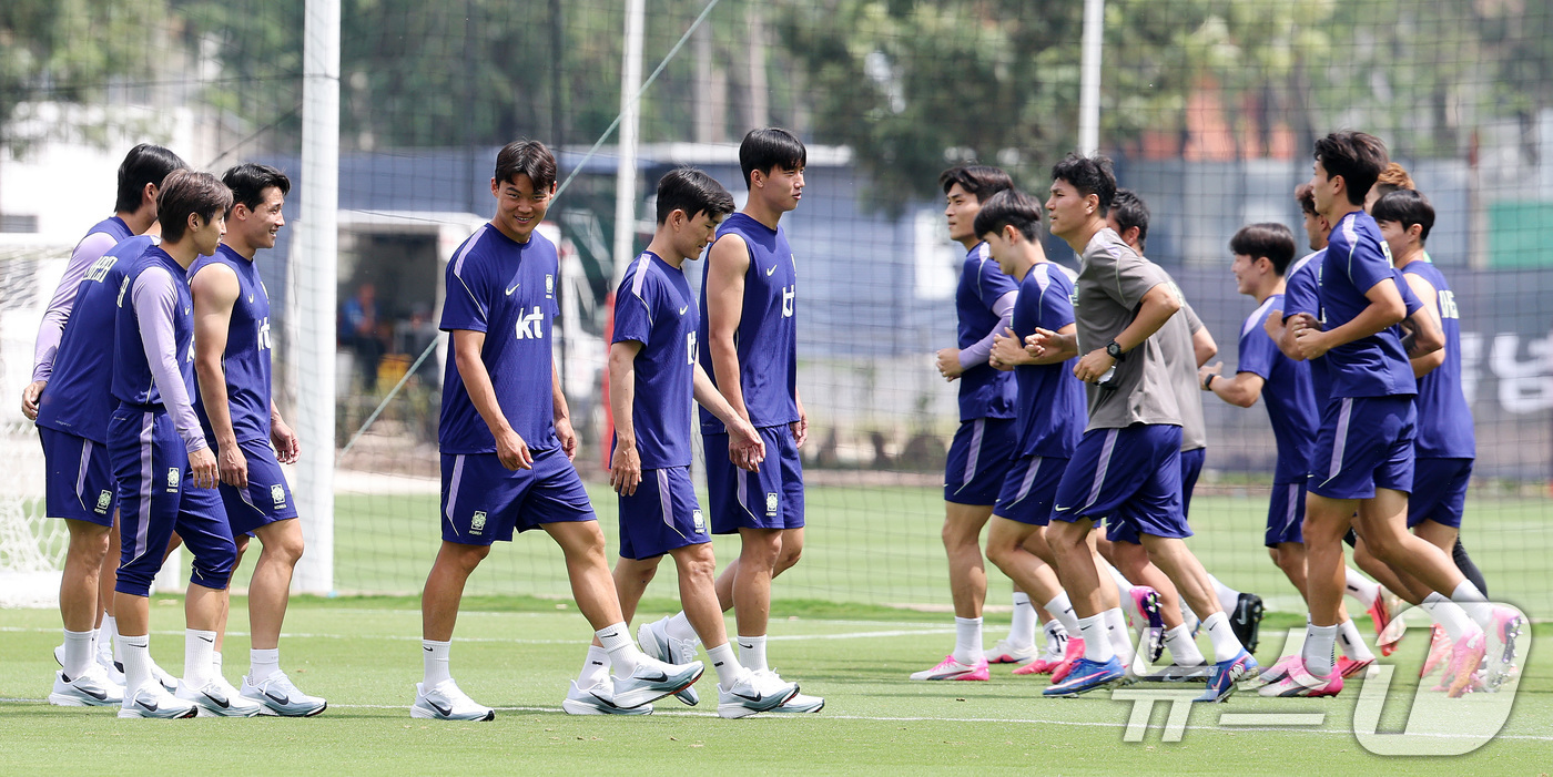 (과달라하라(멕시코)=뉴스1) 박지혜 기자 = 한국 축구 국가대표팀 황인범, 오현규, 이강인 등이 12일(현지시간) 멕시코 과달라하라 인근 사포판에 위치한 베이스캠프 훈련장 치바스 …