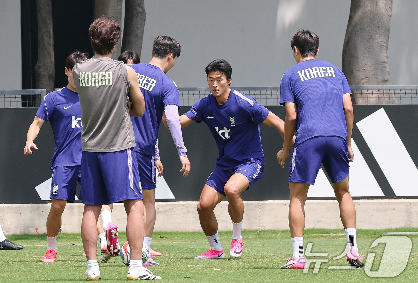 (과달라하라(멕시코)=뉴스1) 박지혜 기자 = 한국 축구 국가대표팀 조규성이 12일(현지시간) 멕시코 과달라하라 인근 사포판에 위치한 베이스캠프 훈련장 치바스 바예 베르데에서 회복 …