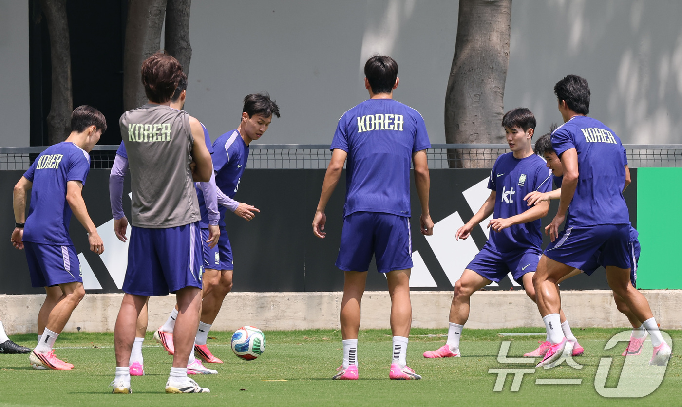 (과달라하라(멕시코)=뉴스1) 박지혜 기자 = 한국 축구 국가대표팀 홍명보 감독이 12일(현지시간) 멕시코 과달라하라 인근 사포판에 위치한 베이스캠프 훈련장 치바스 바예 베르데에서 …