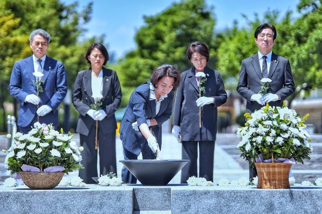 "하나된 민주세력 지켜달라"…추미애, 인수위 출범 앞두고 봉하·평산行