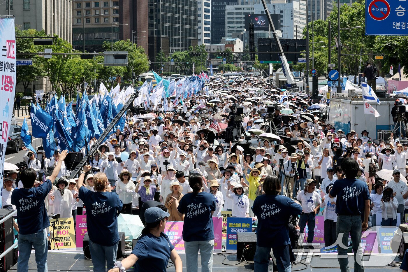 본문 이미지 - 13일 오후 서울시의회 앞에서 열린 '동성애 퀴어축제 반대 국민대회를 위한 거룩한방파제 통합국민대회'에서 참가자들이 예배를 하고 있다. 2026.6.13 ⓒ 뉴스1 이광호 기자