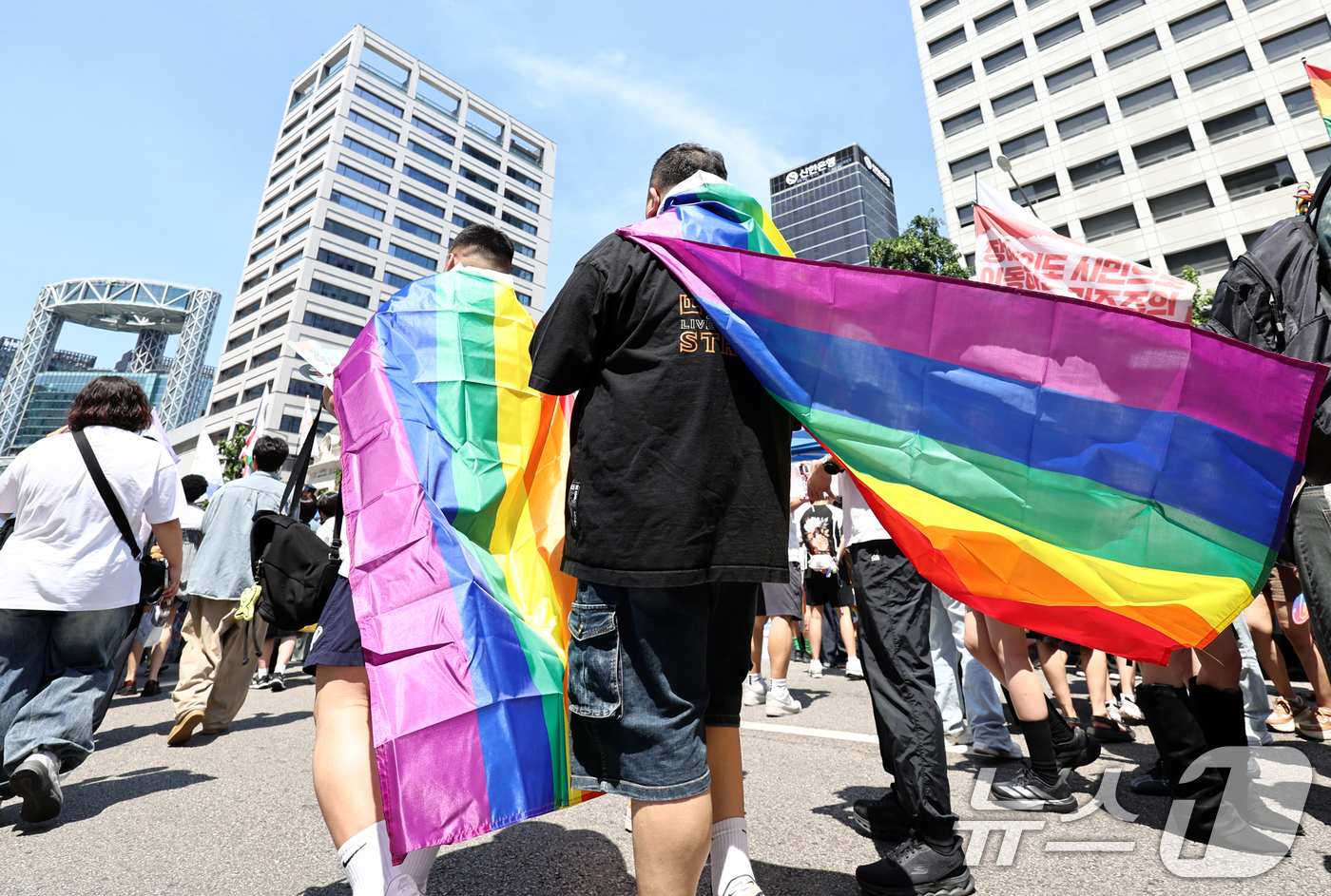 (서울=뉴스1) 최지환 기자 = 13일 오후 제27회 서울 퀴어 퍼레이드가 열린 서울 중구 남대문로 인근에서 집회 참가자들이 이동하고 있다. 2026.6.13/뉴스1