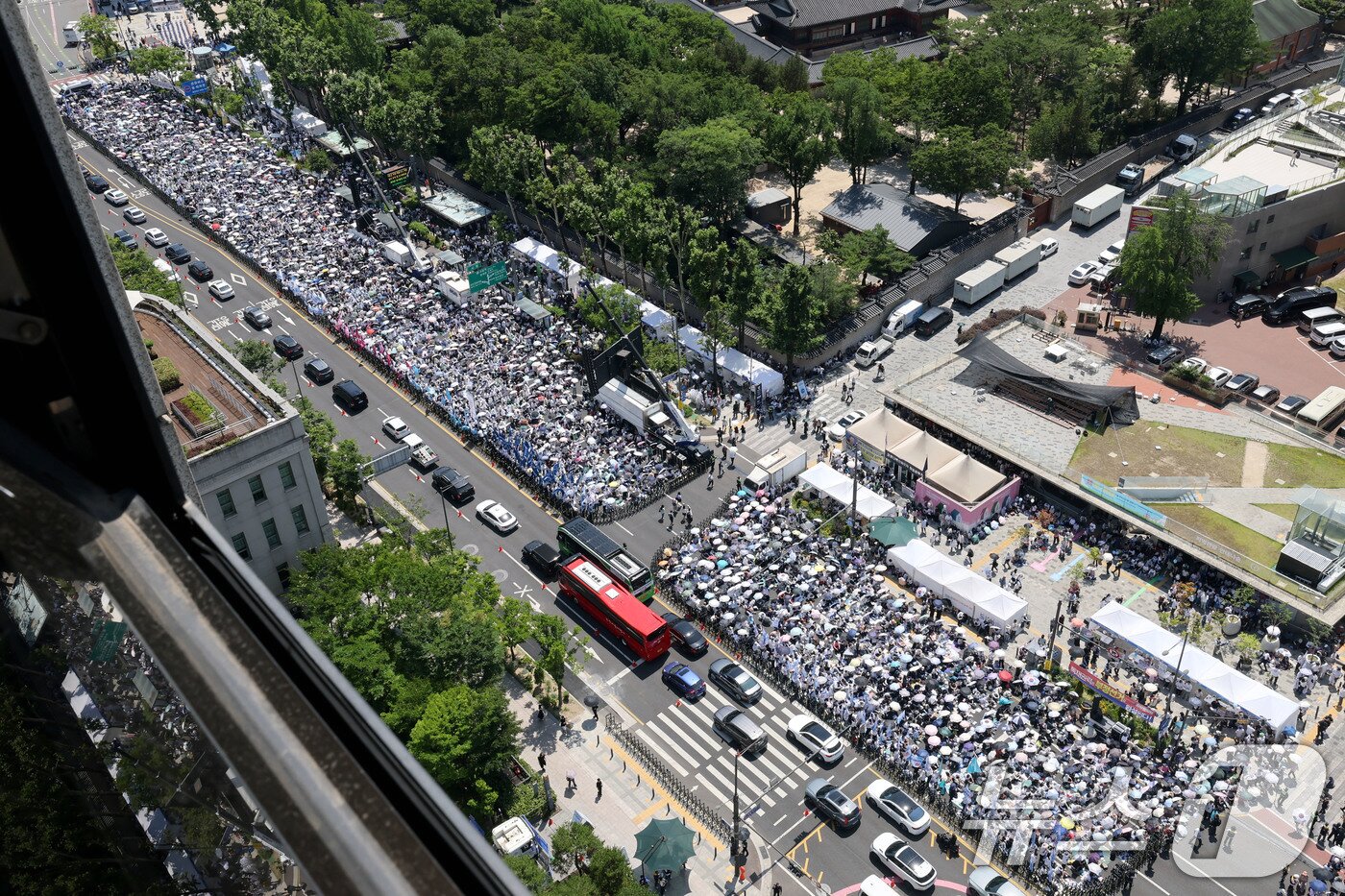 본문 이미지 - 13일 오후 서울 중구 서울시의회 앞에서 열린 '동성애 퀴어축제 반대 국민대회를 위한 거룩한방파제 통합국민대회'에서 참가자들이 예배를 하고 있다. 2026.6.13 ⓒ 뉴스1 이광호 기자