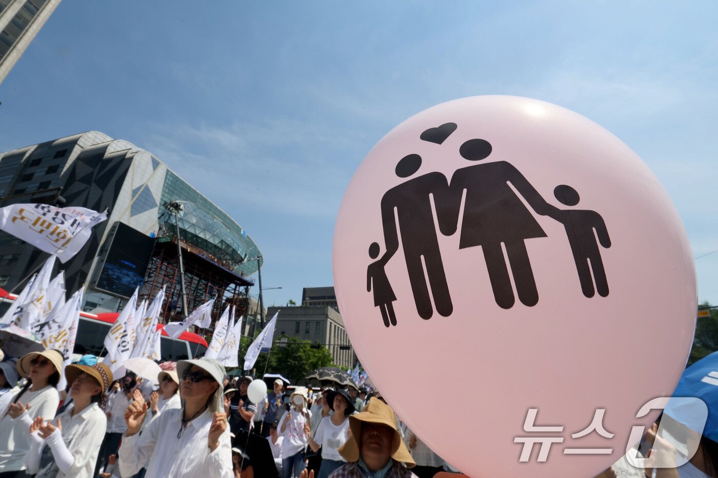 본문 이미지 - 13일 오후 서울 중구 서울시의회 앞에서 열린 '동성애 퀴어축제 반대 국민대회를 위한 거룩한방파제 통합국민대회'에서 참가자들이 예배를 하고 있다. 2026.6.13 ⓒ 뉴스1 이광호 기자