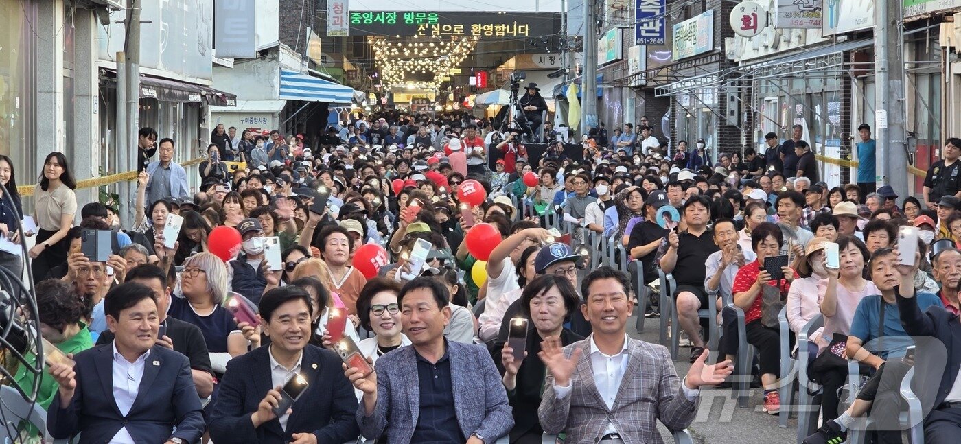 본문 이미지 - 지난 12일 오후 열린 경북 구미 '달달한 낭만 야시장' 개막식에 참석한 김장호 구미시장과 박교상 구미시의장 등이 박수를 치고 있다. 2026.6.12 ⓒ 뉴스1 정우용 기자