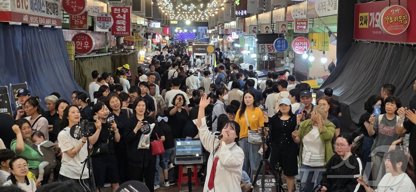 본문 이미지 - 지난 12일 오후 개장한 구미 '달달한 낭만 야시장'에서 즉석 버스킹 공연이 펼쳐지고 있다. 2026.6.12 ⓒ 뉴스1 정우용 기자