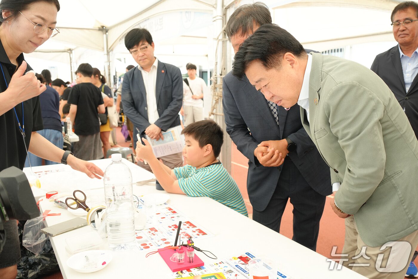 본문 이미지 - 제27회 제주과학축전에서 체험부스를 둘러보는 오영훈 제주지사.(제주도 제공. 재판매 및 DB 금지)/뉴스1 