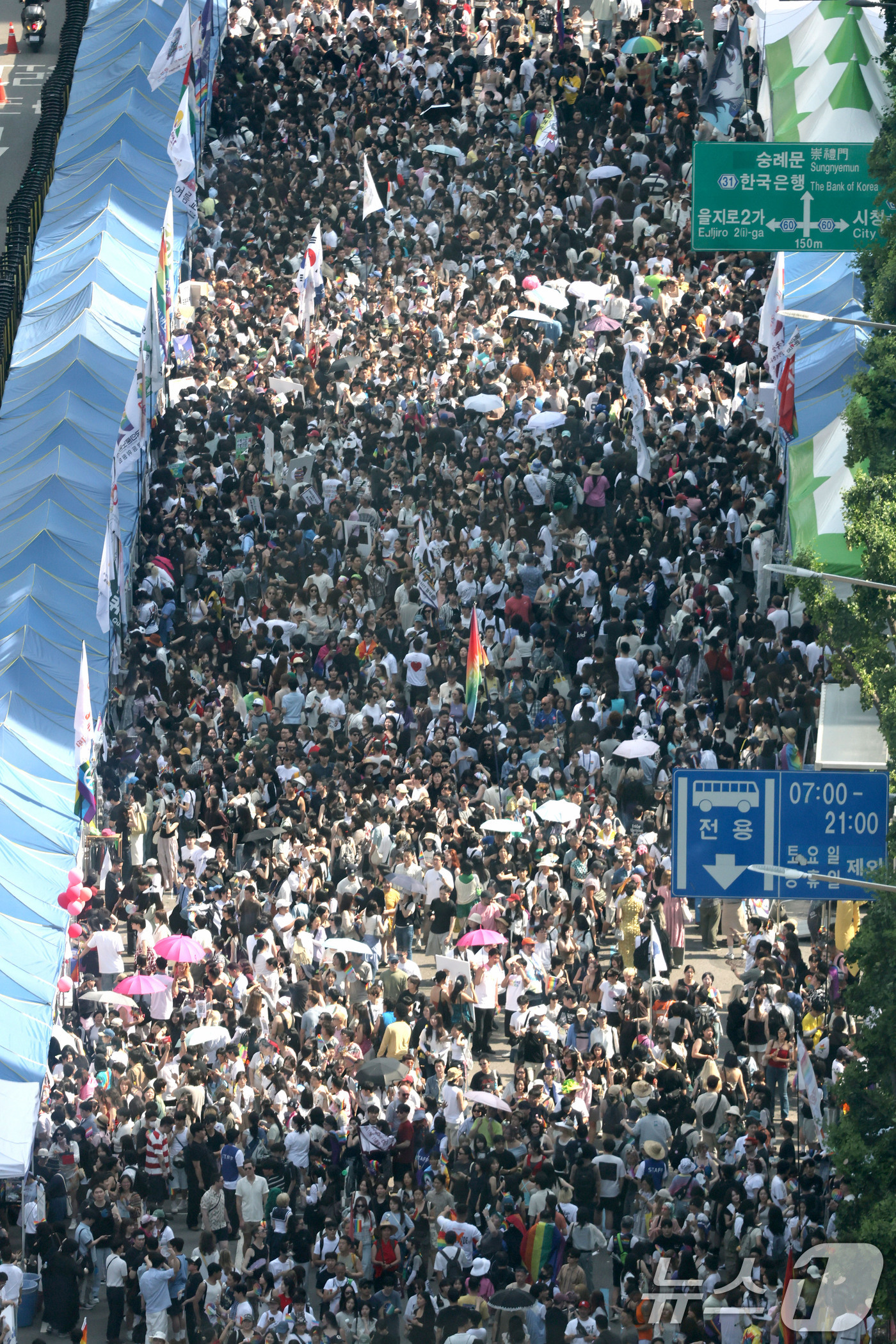 (서울=뉴스1) 이광호 기자 = 13일 오후 서울 중구 을지로 인근에서 열린 제27회 서울 퀴어 퍼레이드에 많은 참가자들이 모여 있다. 2026.6.13/뉴스1