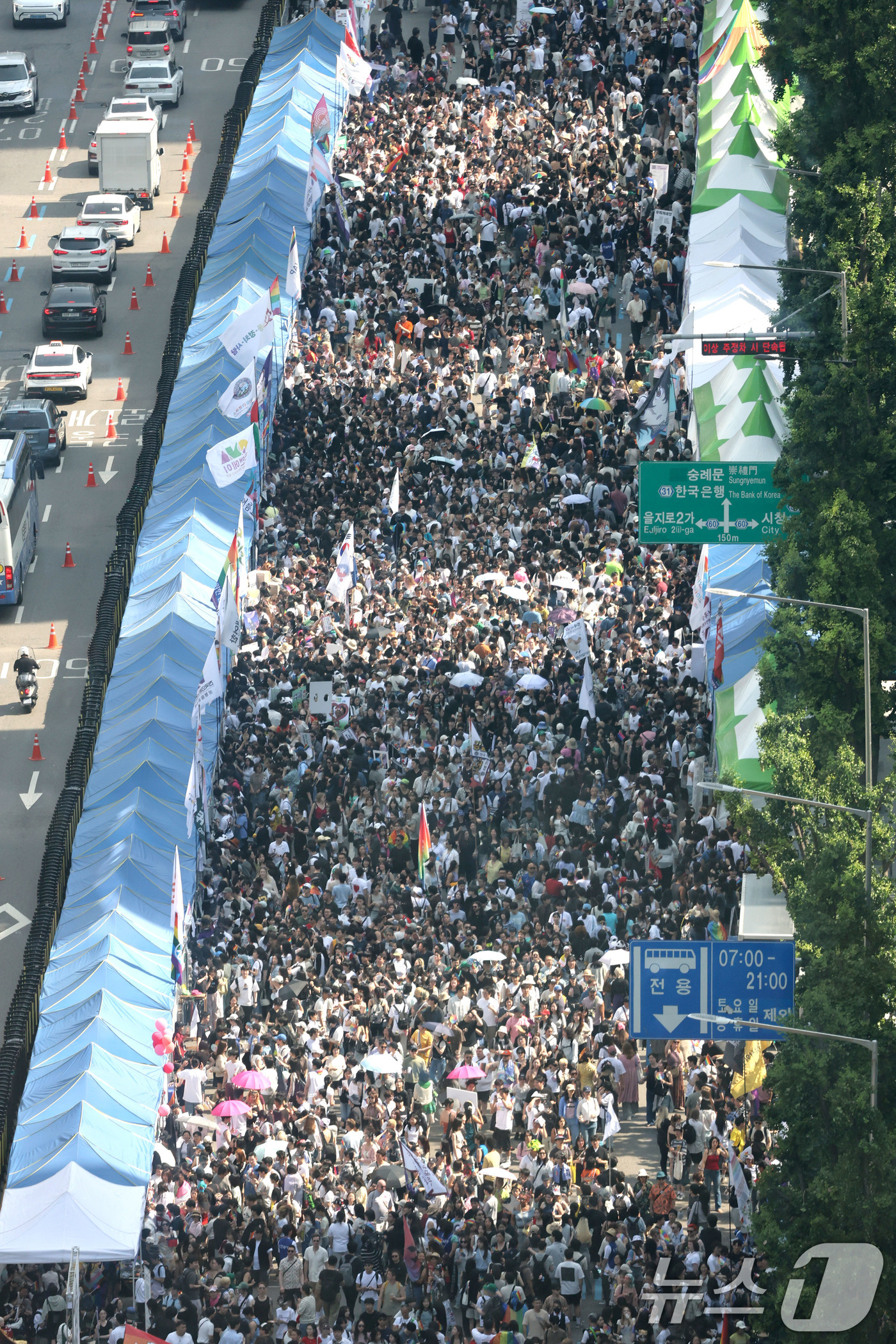 (서울=뉴스1) 이광호 기자 = 13일 오후 서울 중구 을지로 인근에서 열린 제27회 서울 퀴어 퍼레이드에 많은 참가자들이 모여 있다. 2026.6.13/뉴스1