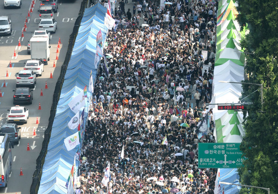 도로 가득 메운 서울퀴어퍼레이드 인파