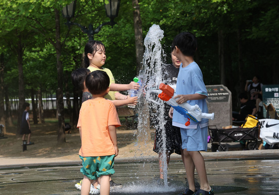 내일 제주·남해·동해안 최대 30㎜ 비…한낮 최고 30도 '평년 수준'