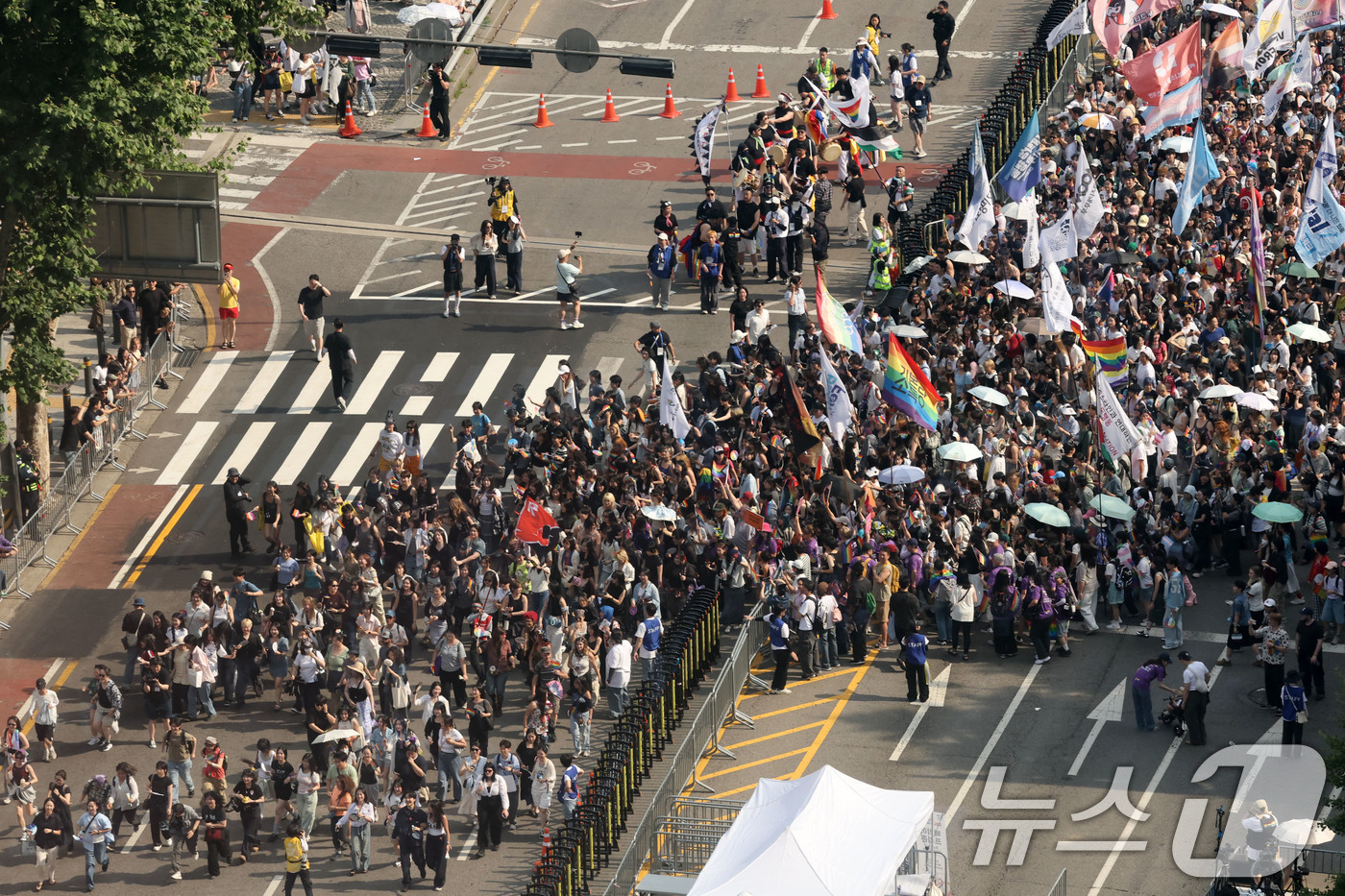 (서울=뉴스1) 이광호 기자 = 13일 오후 서울 중구 을지로 인근에서 열린 제27회 서울 퀴어 퍼레이드 참가자들이 종로 방향으로 행진하고 있다. 2026.6.13/뉴스1