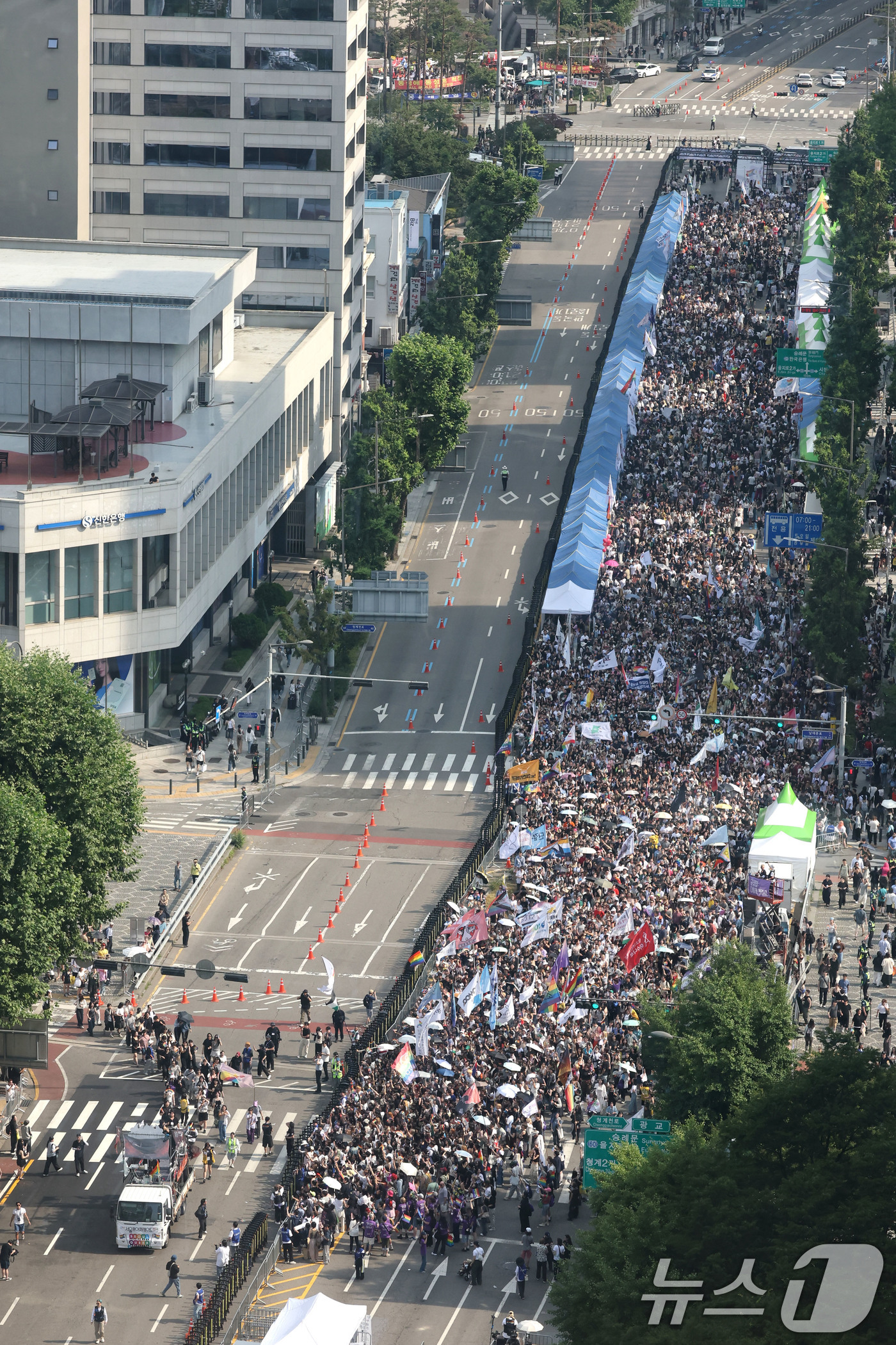 (서울=뉴스1) 이광호 기자 = 13일 오후 서울 중구 을지로 인근에서 열린 제27회 서울 퀴어 퍼레이드 참가자들이 종로 방향으로 행진하고 있다. 2026.6.13/뉴스1