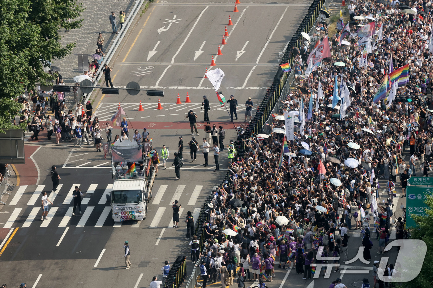 (서울=뉴스1) 이광호 기자 = 13일 오후 서울 중구 을지로 인근에서 열린 제27회 서울 퀴어 퍼레이드 참가자들이 종로 방향으로 행진하고 있다. 2026.6.13/뉴스1