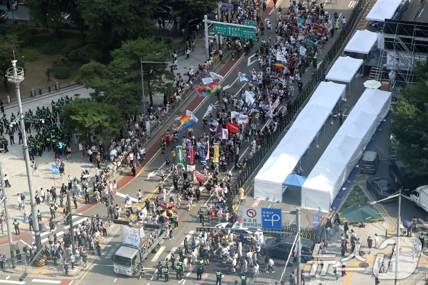 (서울=뉴스1) 이광호 기자 = 13일 오후 서울 중구 을지로 인근에서 열린 제27회 서울 퀴어 퍼레이드 참가자들이 종로 방향으로 행진하고 있다. 2026.6.13/뉴스1